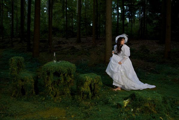 Portrait einer Frau im Hochzeitskleid im Wald