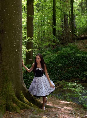 Portrait einer märchenhaften Frau im Wald